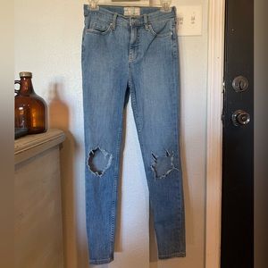 Free People Women’s busted knee distressed blue denim skinny jean size 26.